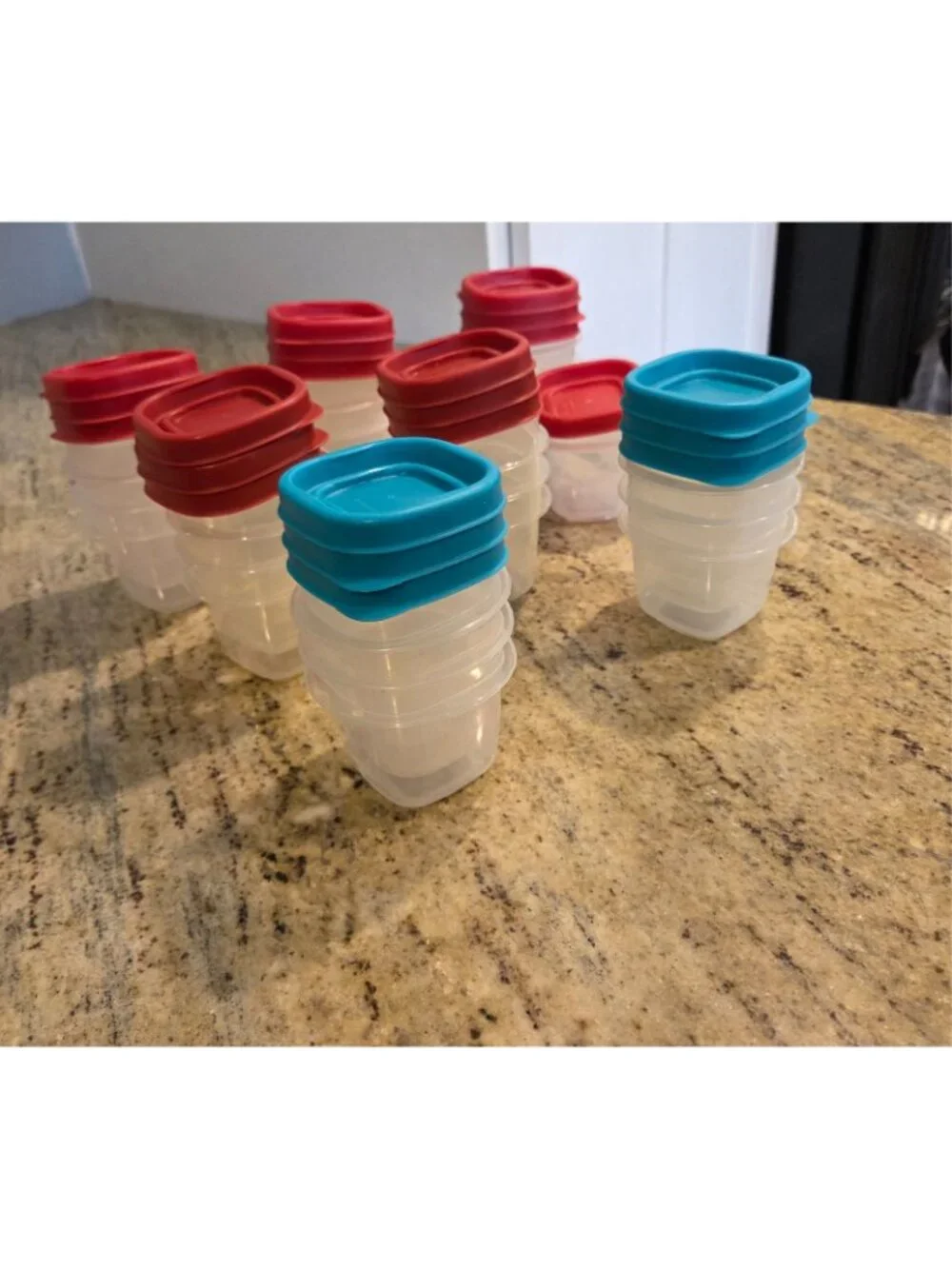 Lot of 22 Rubbermaid Square 4oz Food Storage Containers Red Blue Lids 7J53